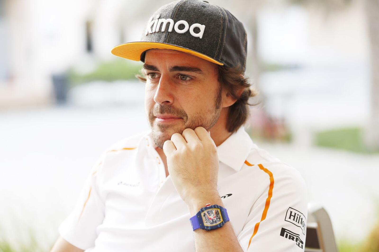 Fernando Alonso posando, relojes pilotos Formula 1