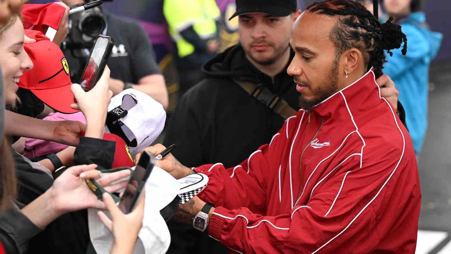 Hamilton con uno de los relojes de lujo de la Fórmula 1