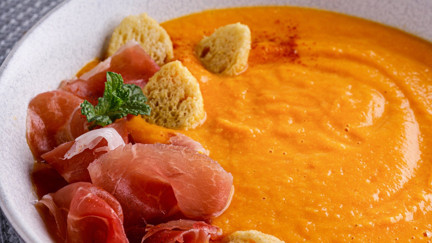 ¿Sabías que el gazpacho puede ayudarte a frenar el envejecimiento si lo tomas bien?