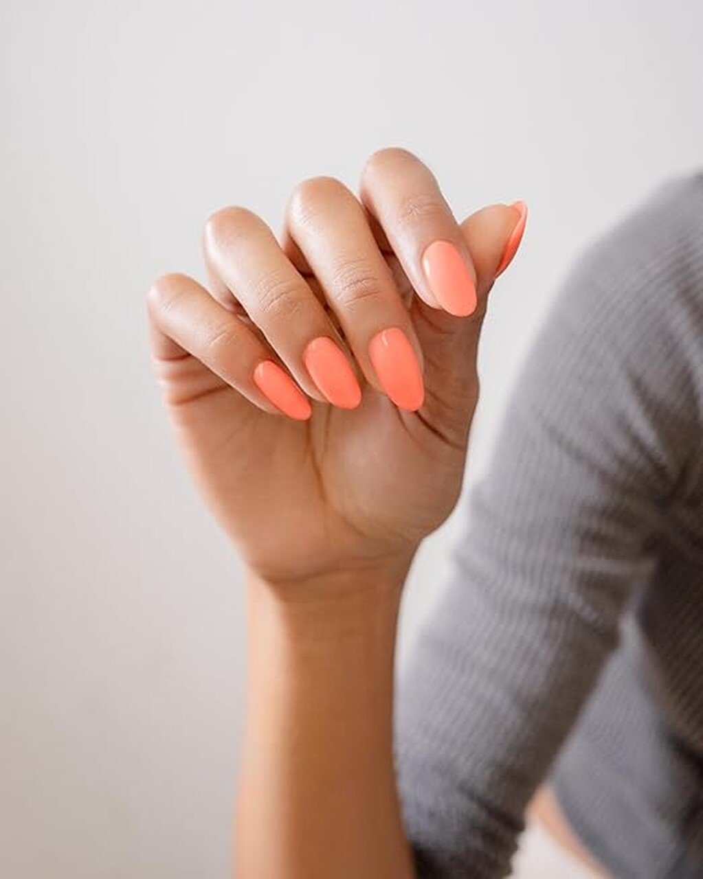 Manicura uñas color coral