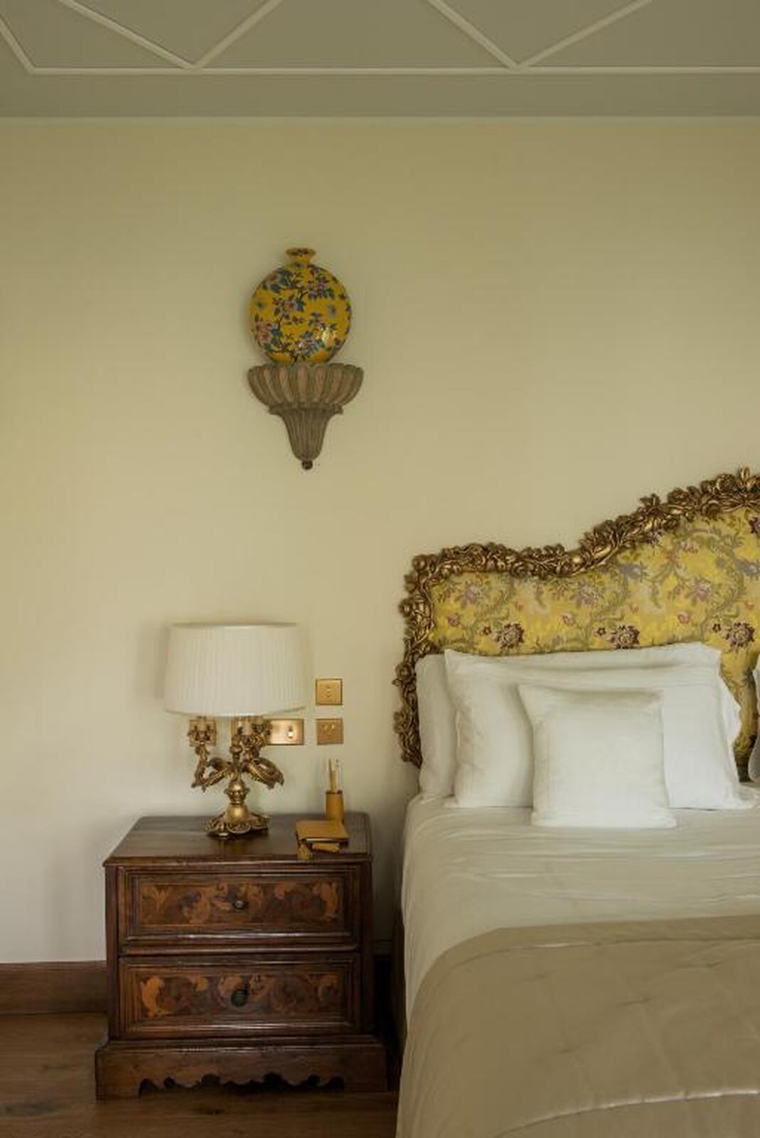 Cabecero de una habitación en el Lago di Como