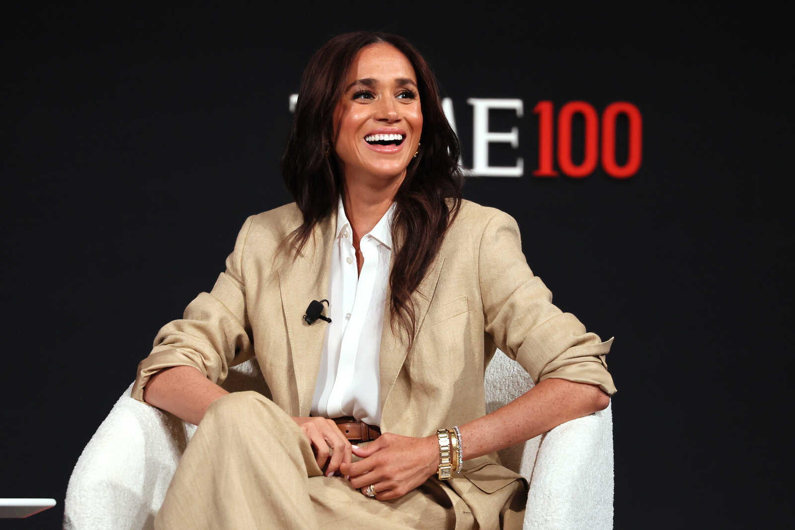 Meghan Markle posando en una silla