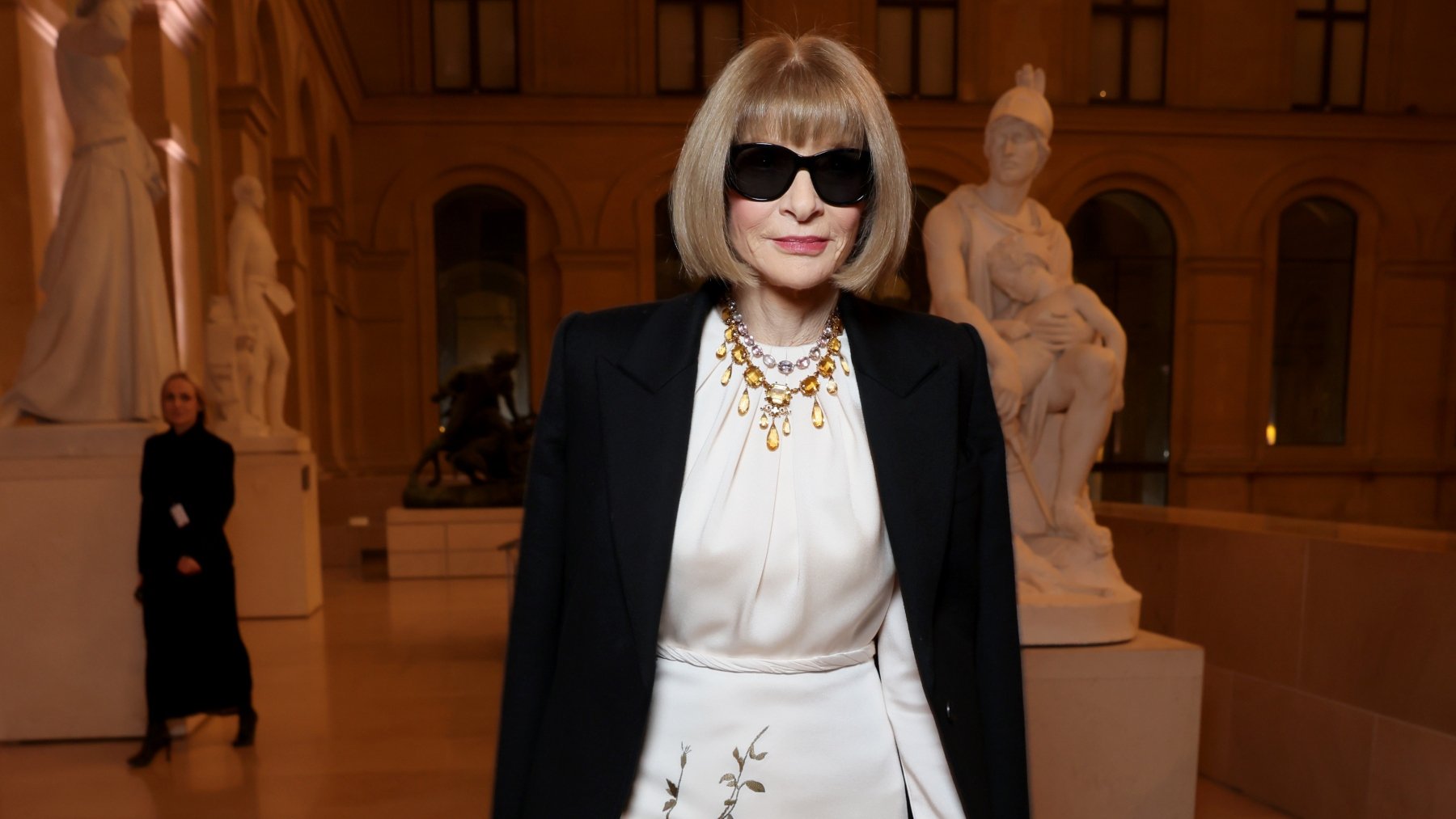 Anna Wintour dice adiós a Vogue, dejando sus 10 looks más icónicos en la historia de la moda