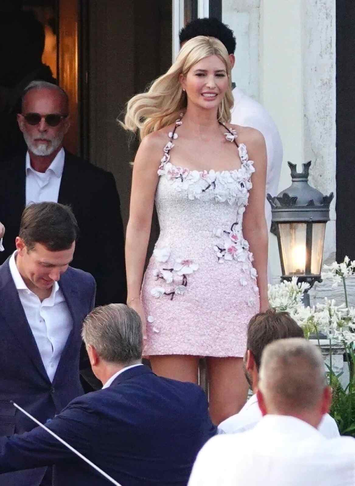 Ivanka Trump saliendo con un vestido de Oscar de la Renta