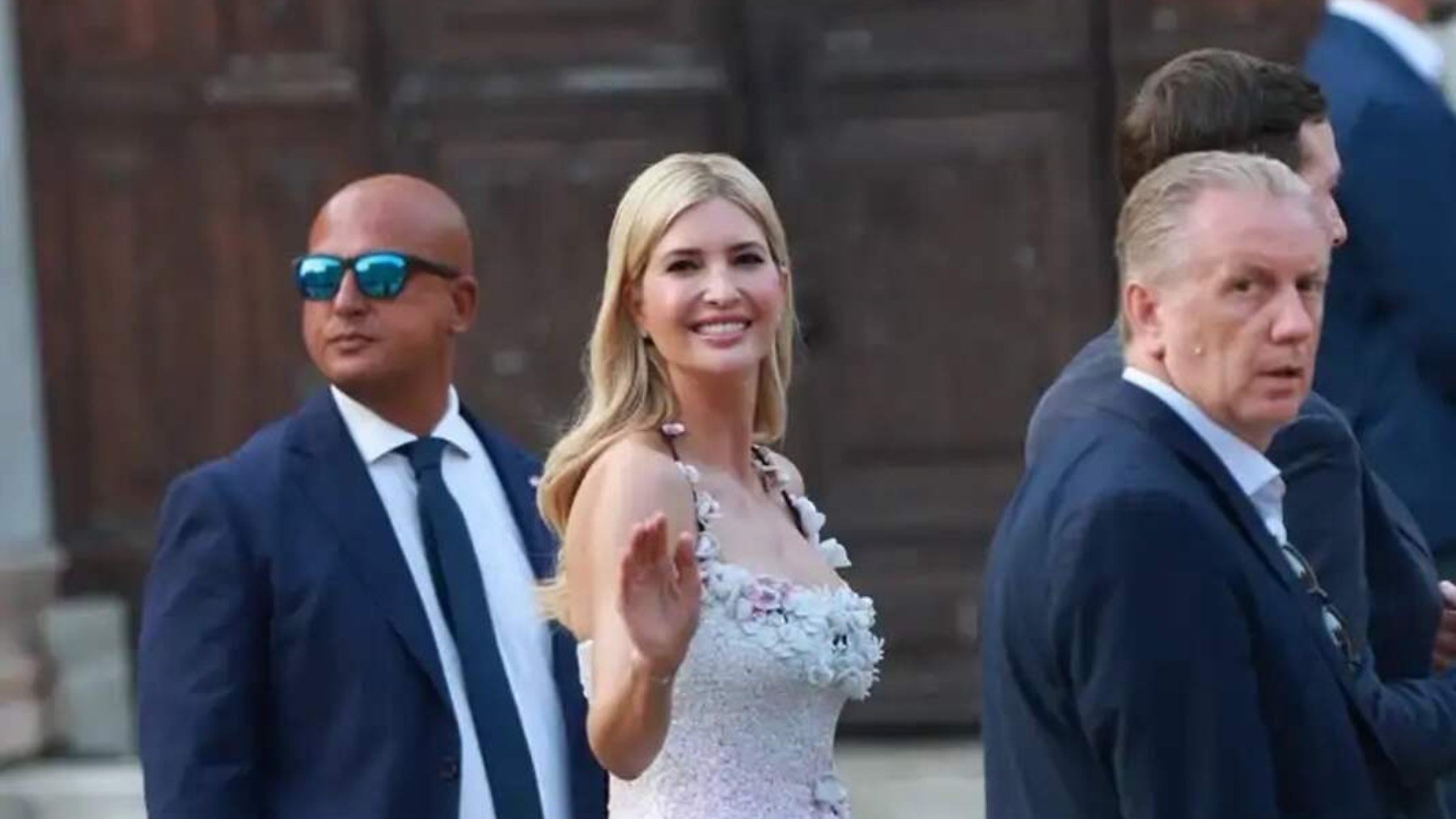 Ivanka Trump saludando en la boda de Bezos en Venecia