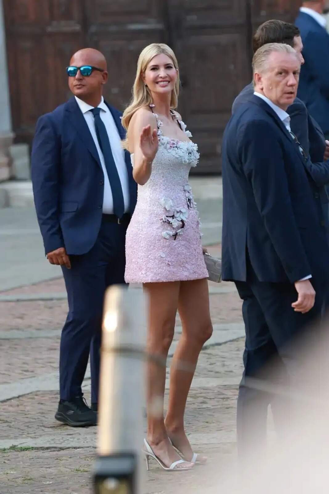 Ivanka Trump saludando en la boda de Jeff Bezos y Lauren Sánchez