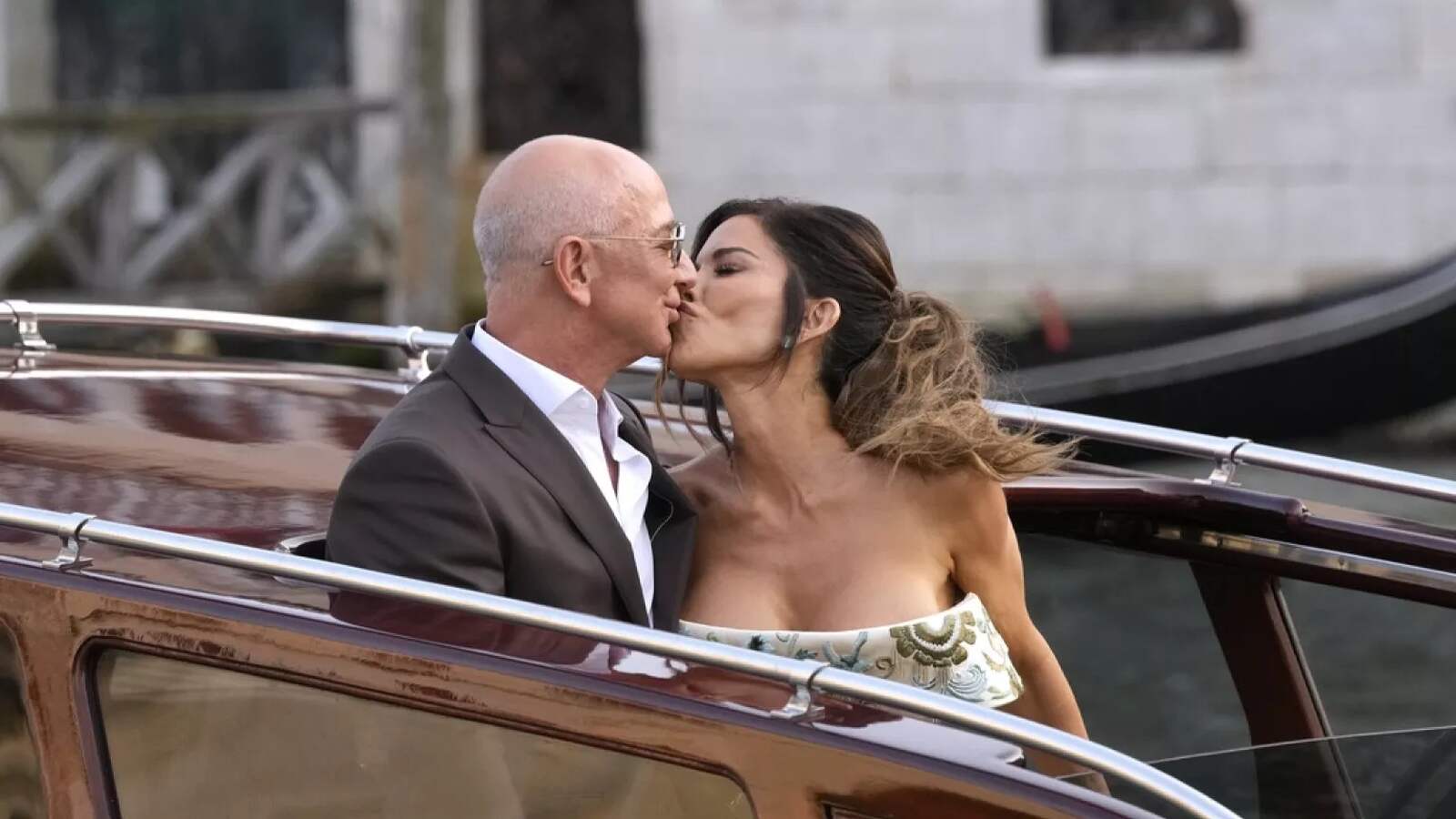 Jeff Bezos y Lauren Sánchez besándose