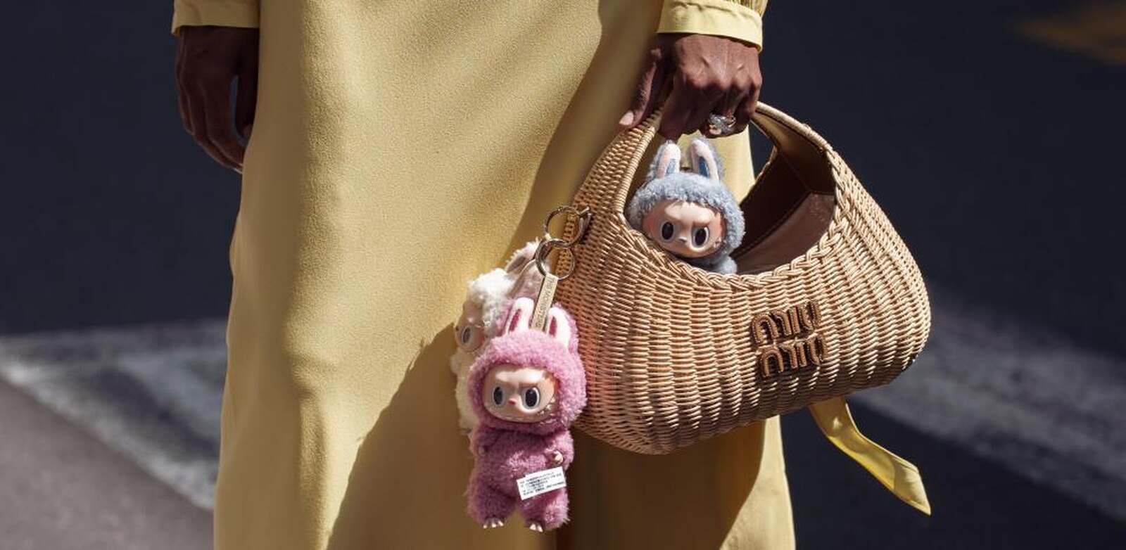 Bolso de Miu Miu con charms de Labubu