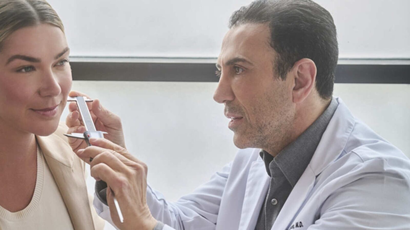 el doctor con una paciente, bronceado