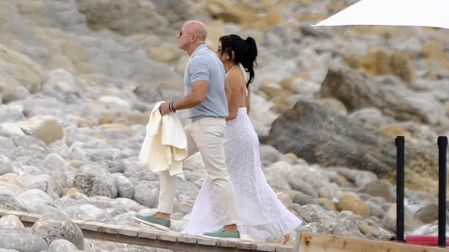 Jeff BEzos y Lauren Sánchez entrando en Casa Jondal en Ibiza