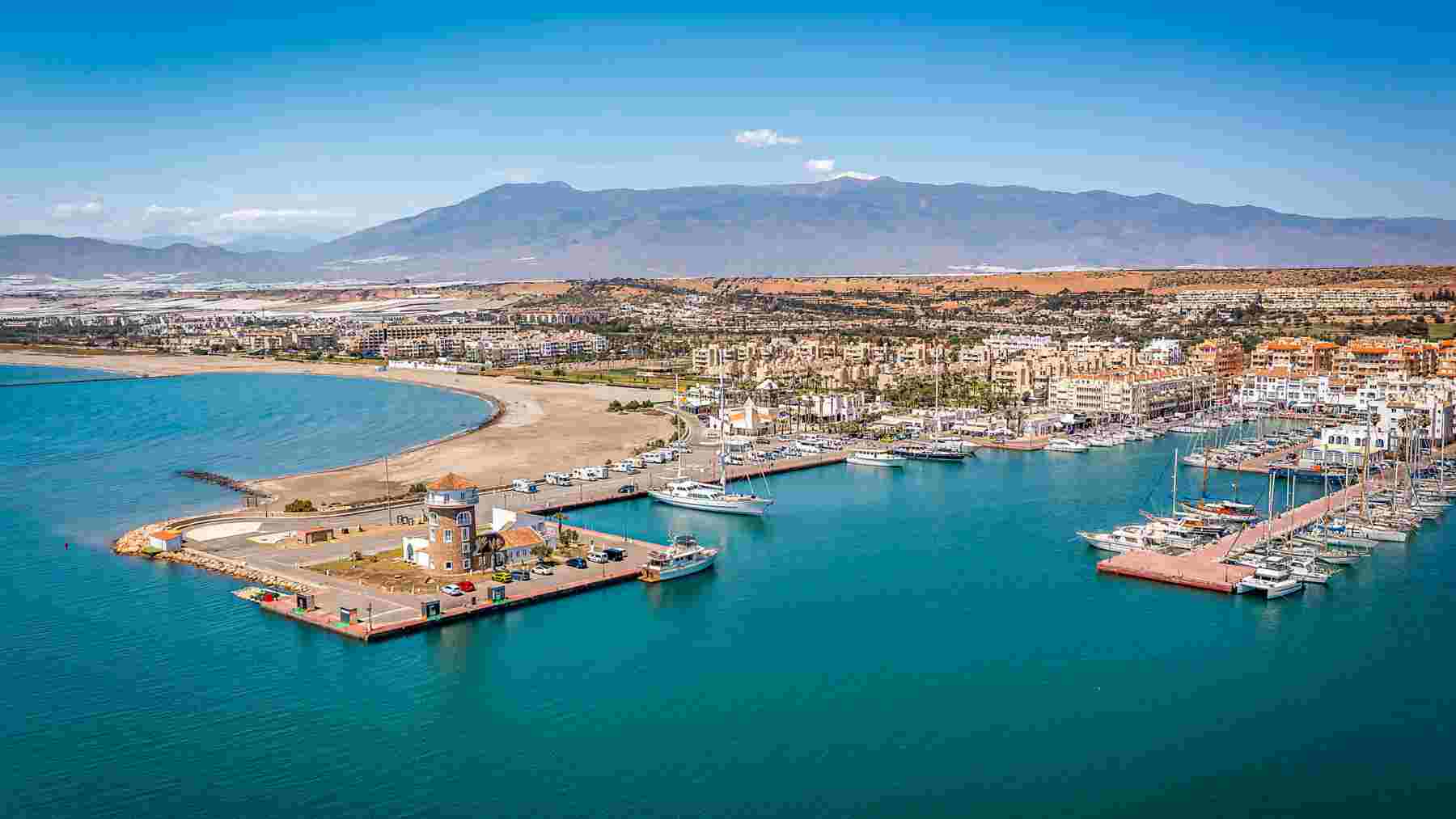 El rincón de Almería conocido como la ‘pequeña Venecia’ por su puerto y casas de lujo