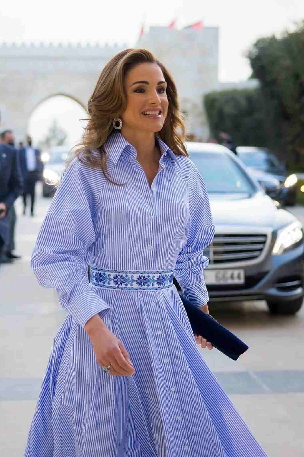 Rania de Jordania con un vestido camisero