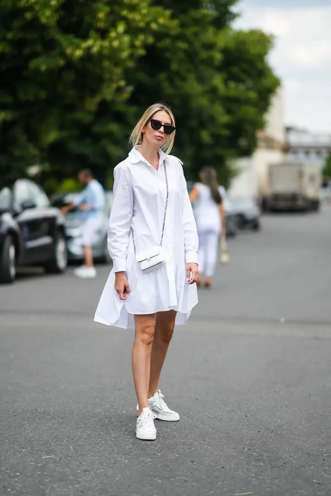 Mujer con vestido camisero