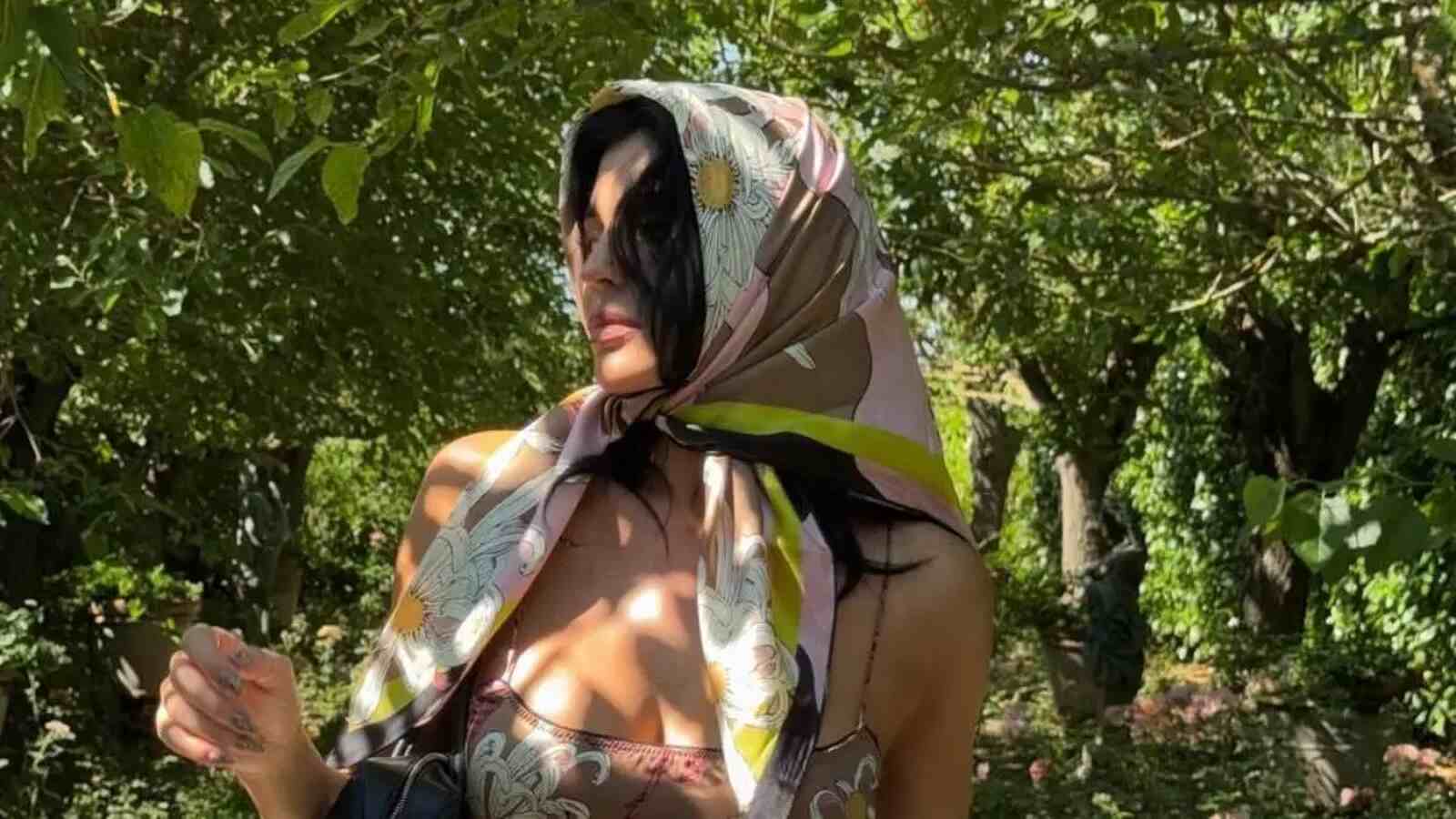 Kylie Jenner con un pañuelo de Juan Vidal