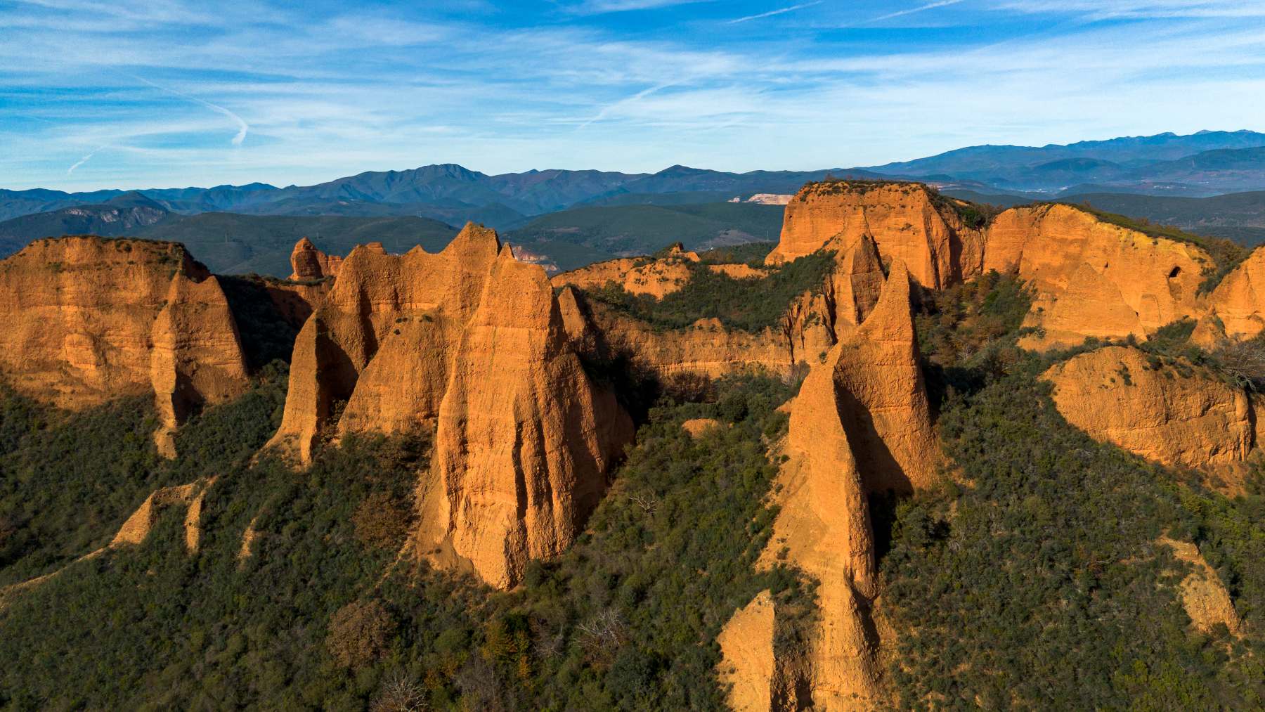 Lo llaman el ‘Gran Cañón español’ y está en Castilla y León: acantilados y rutas entre canales rocosos