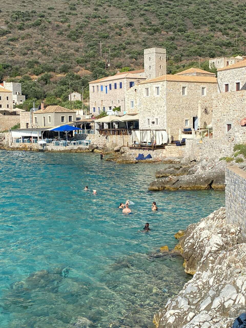 Mediterráneo playa pueblo costa