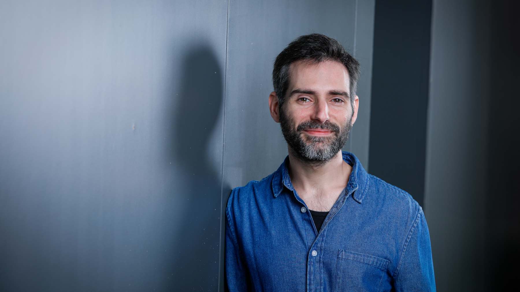 Toni Sánchez Bernal: «Escribir una novela es como hacer un estriptis al revés, como decía Vargas Llosa»