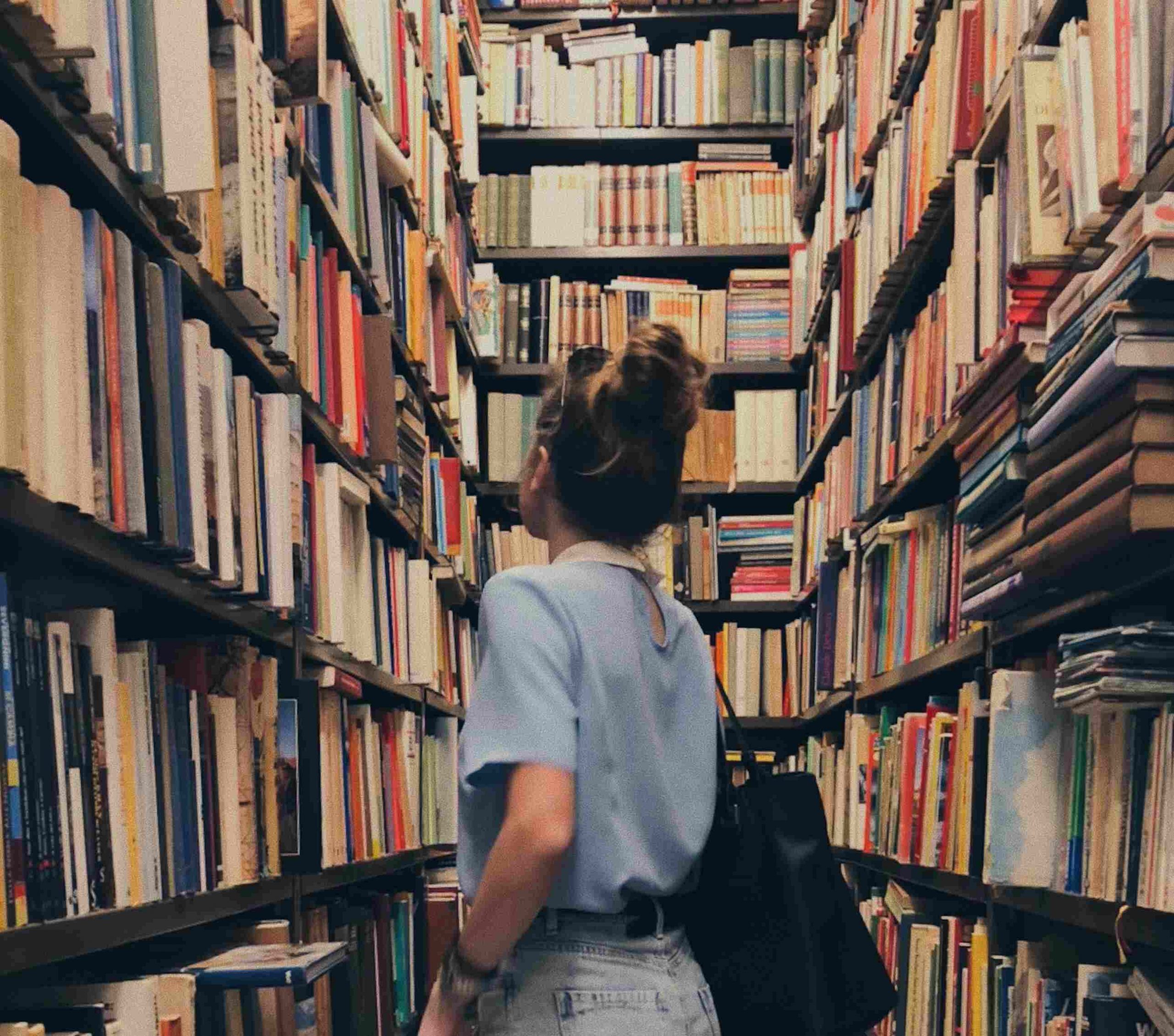Mujer en librería buscando libros de verano