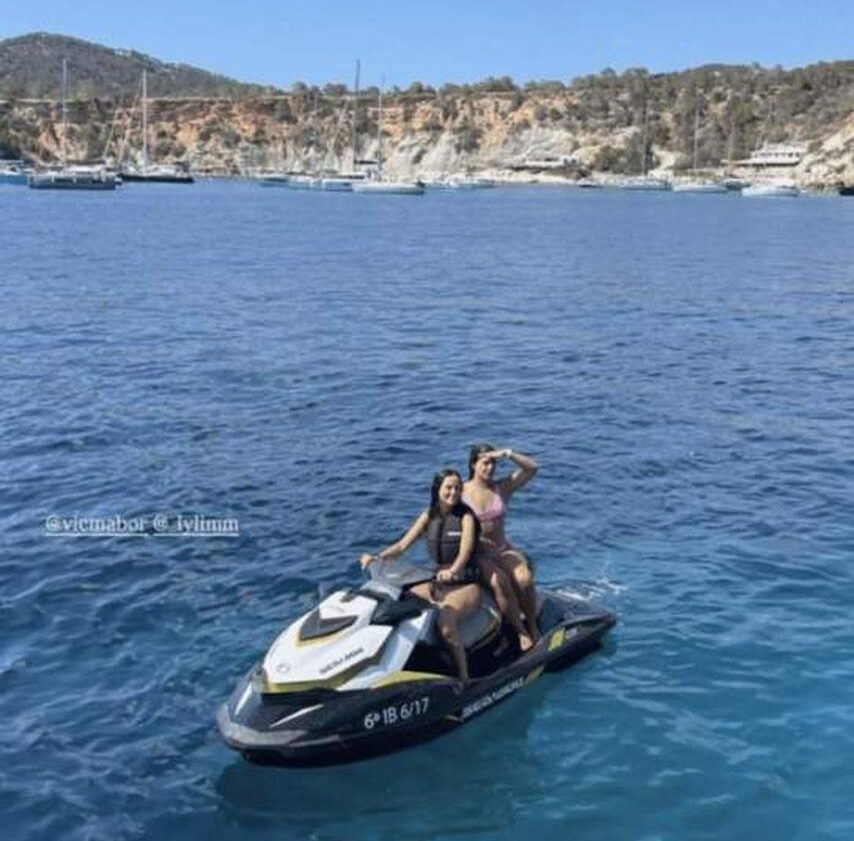 Victoria Federica en Ibiza a bordo del yate clásico de la familia Matutes, valorado en 8,5 millones