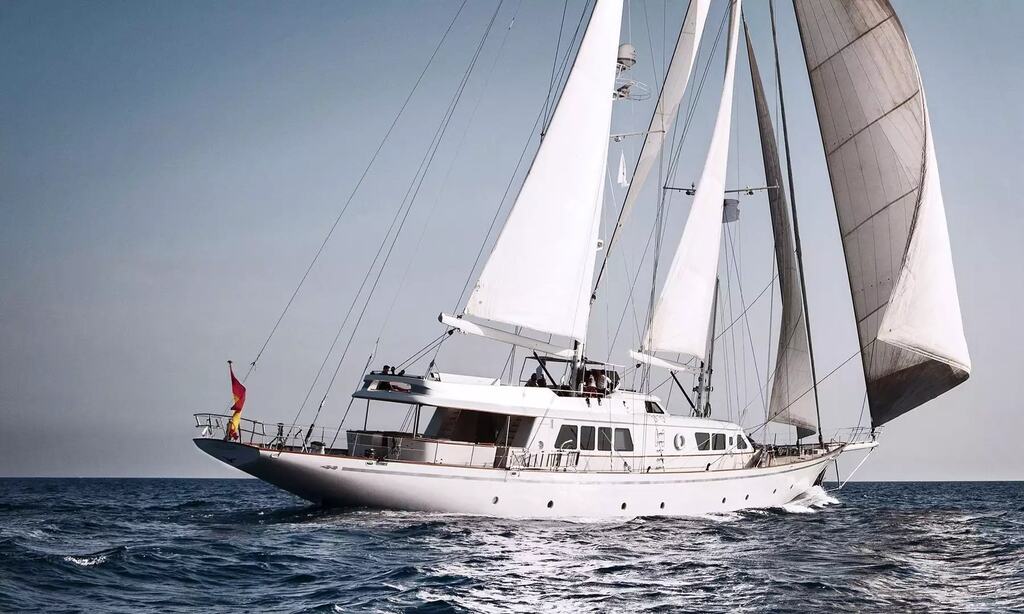 Victoria Federica en Ibiza a bordo del yate clásico de la familia Matutes, valorado en 8,5 millones