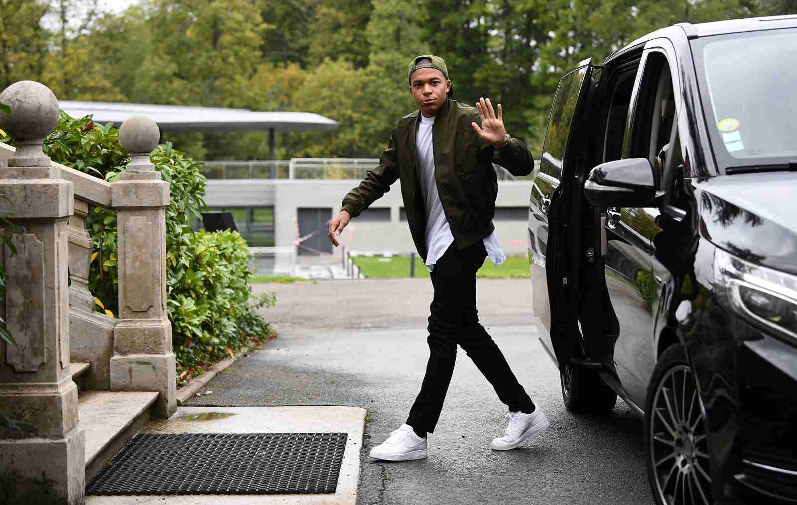 Mbappé saliendo de su coche Mercedes