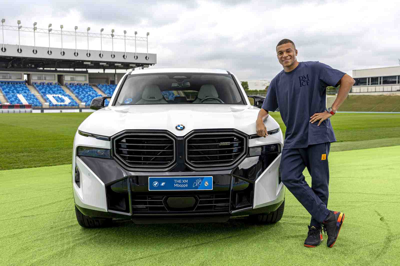Mbappé con uno de sus coches de lujo