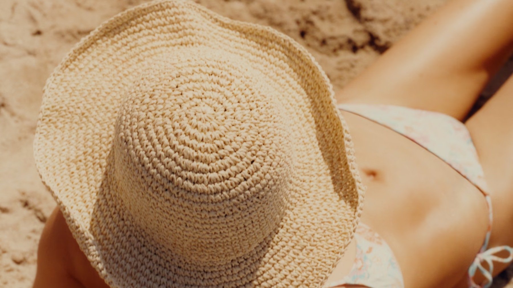 Del bolso al vestido: así debes sumar la rafia a tus looks este verano