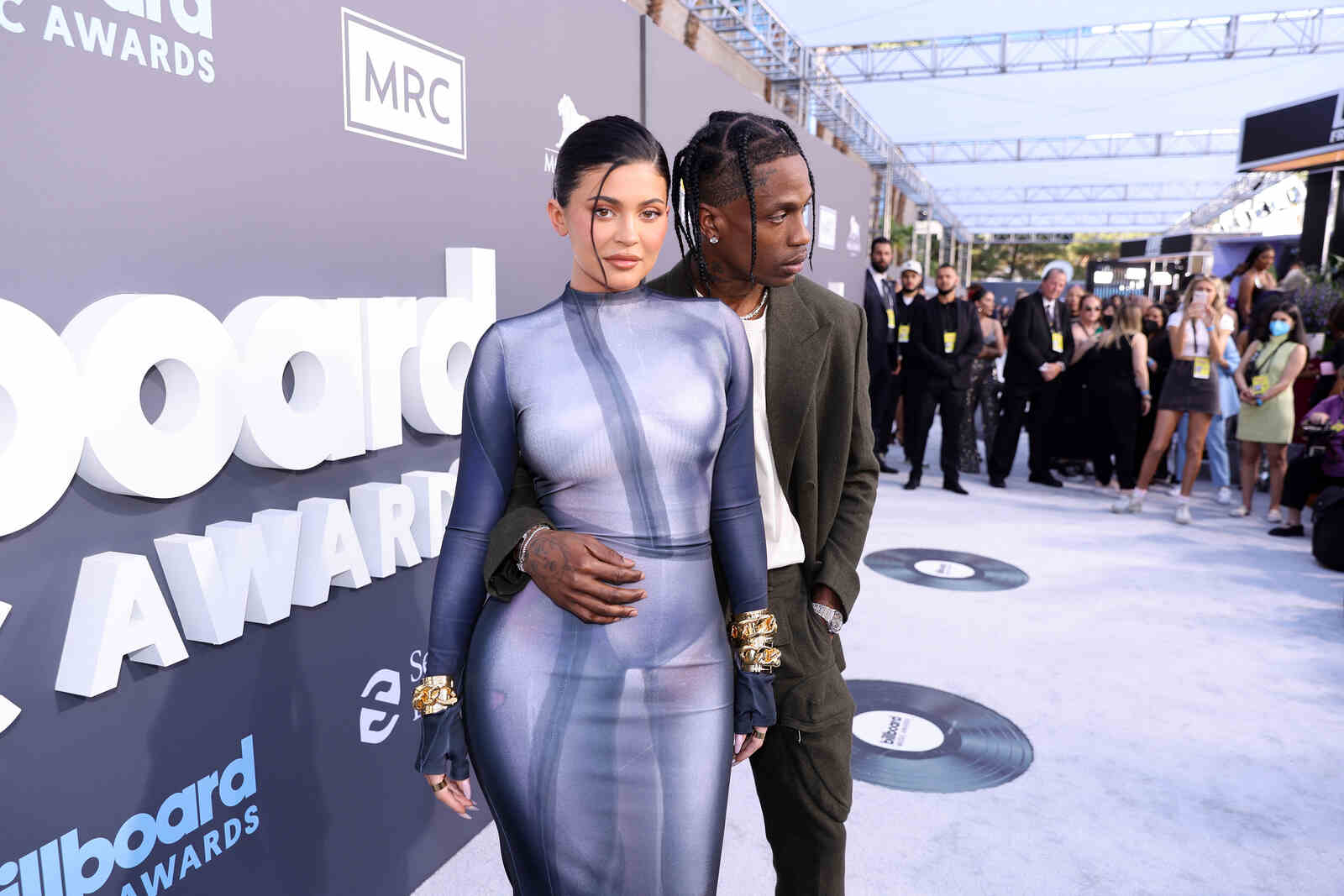 Travis Scott y Kylie Jenner en una alfombra roja