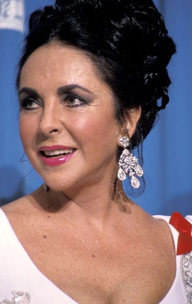 Liz Taylor con los pendientes de Kim Kardashian de Balenciaga