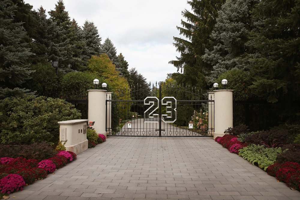 Puerta de la casa de Michael Jordan