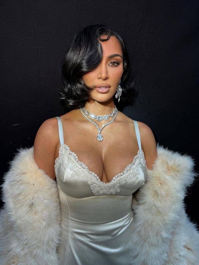 Kim Kardashian con los pendientes en Balenciaga