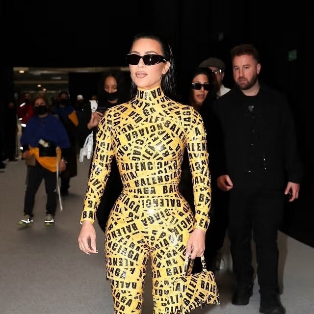 Kim Kardashian con cinta de Balenciaga