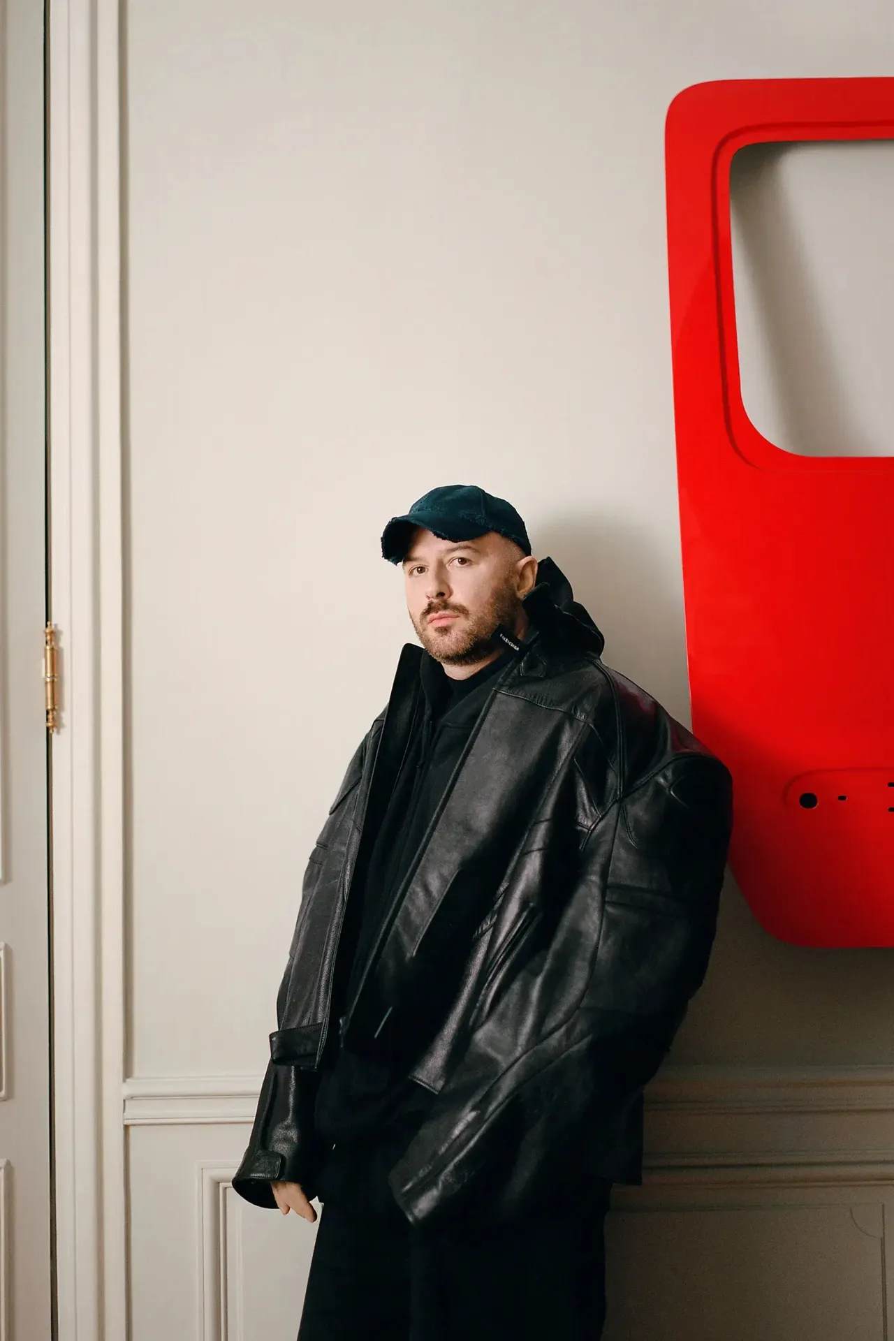 Demna Gvasalia posando