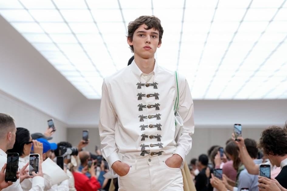 Modelo de Dior para Jonathan Anderson con camisa blanca