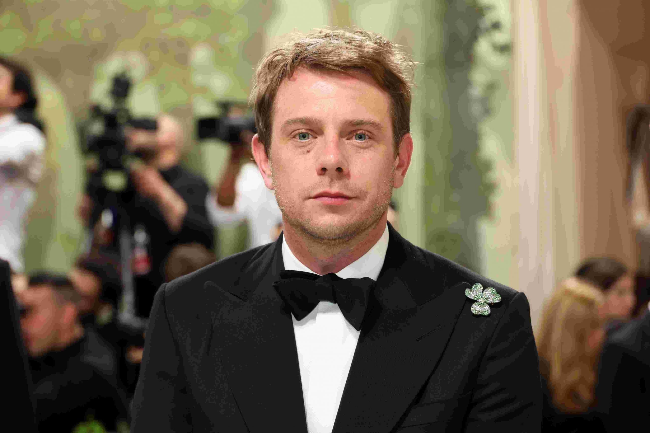 Jonathan Anderson posando 