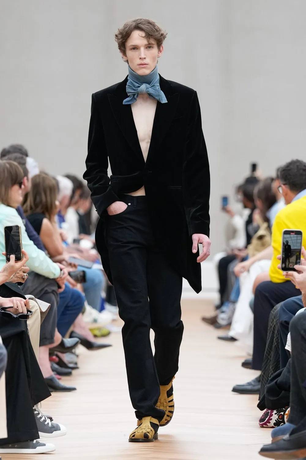 Traje negro arrugado