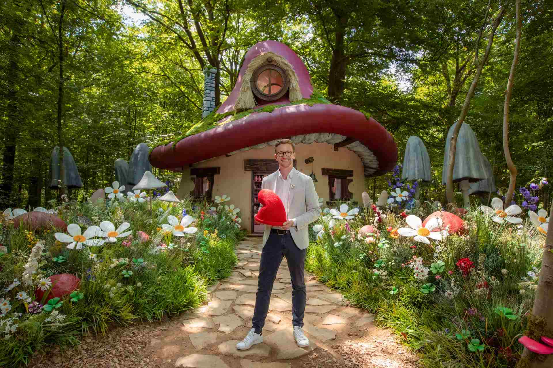 Nieto del creador de Los Pitufos enfrente de la casa de Airbnb