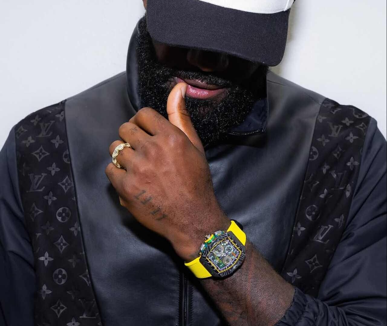 LeBron James posando con el nuevo Richard Mille