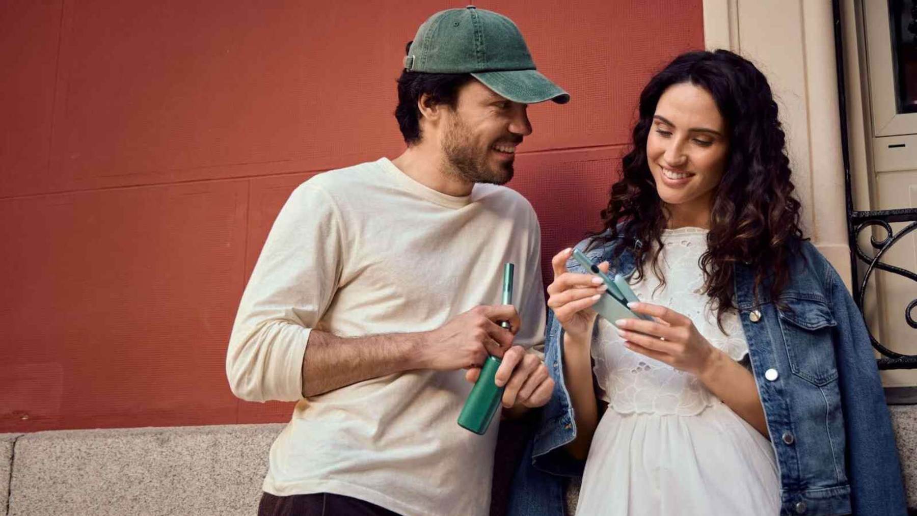 Pareja probando el IQOS
