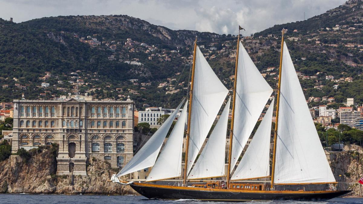 Llega a Formentera el velero más bonito: así revolucionaron los Gucci el mundo náutico con su yate
