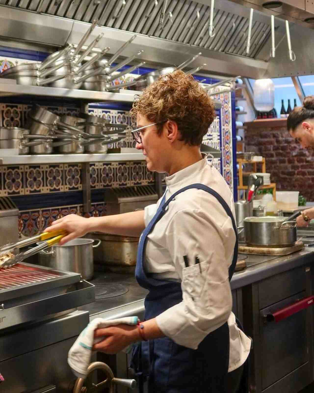 Nieves Barragán cocinando