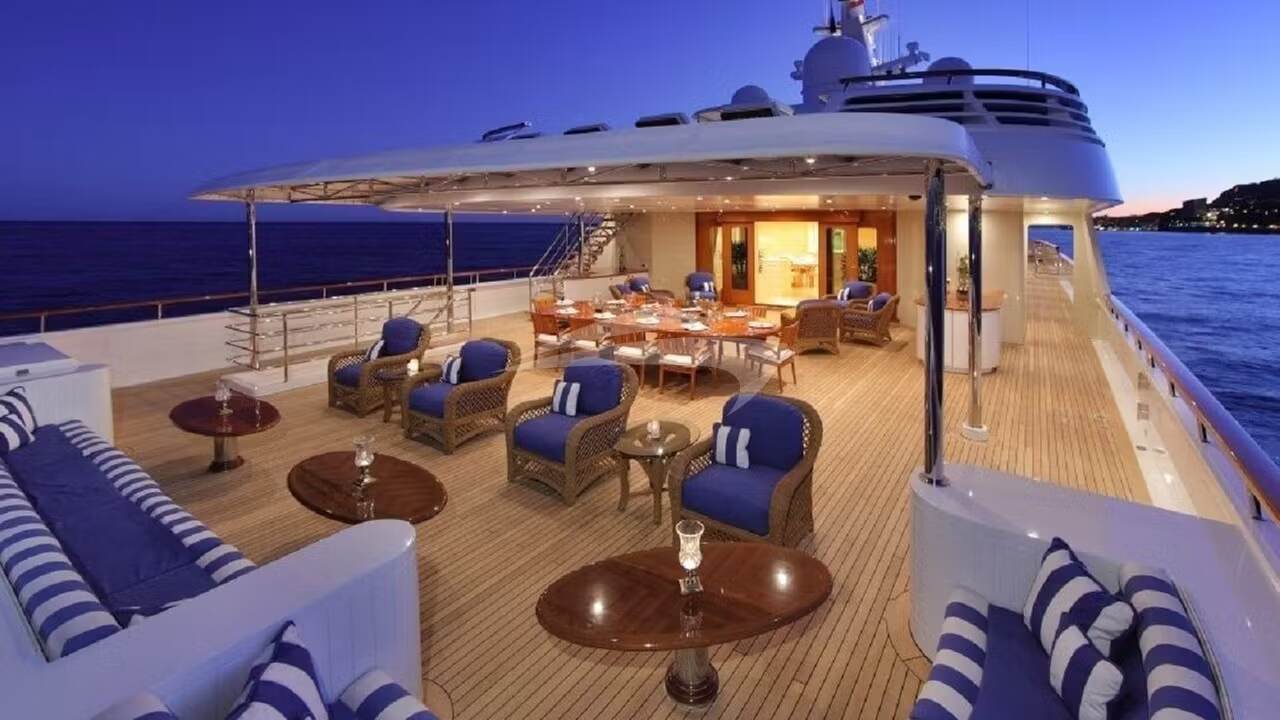 El yate de un ex socio de Bill Clinton en Ibiza: tobogán, juguetes acuáticos y lujo por 66 millones