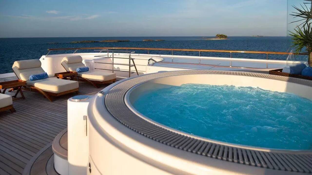 El yate de un ex socio de Bill Clinton en Ibiza: tobogán, juguetes acuáticos y lujo por 66 millones