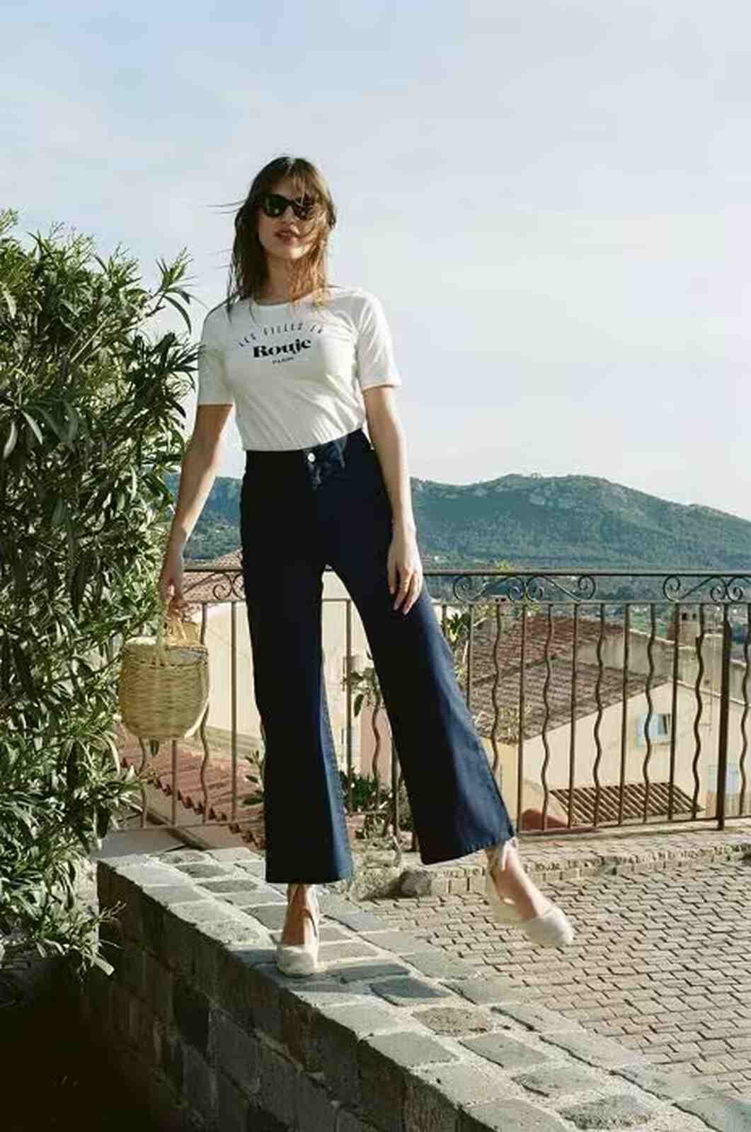 Jeanne Damas posando