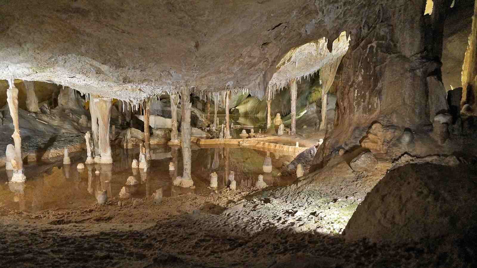 Cueva en la isla de Ibiza