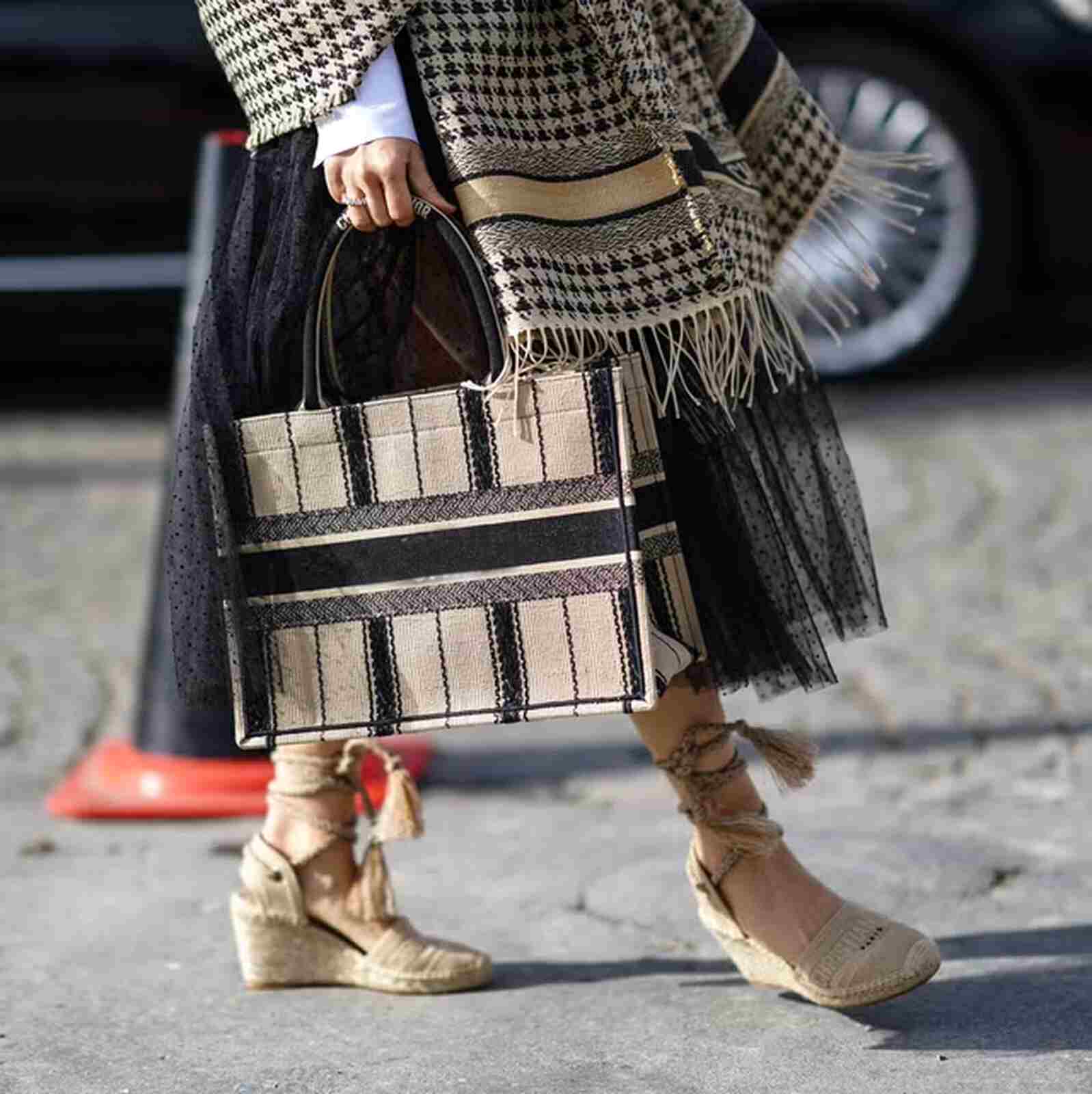 Mujer con Alpargatas de Dior