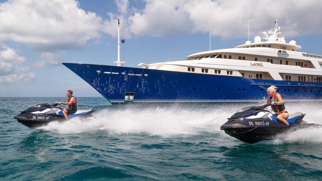 El yate de un ex socio de Bill Clinton en Ibiza: tobogán, juguetes acuáticos y lujo por 66 millones