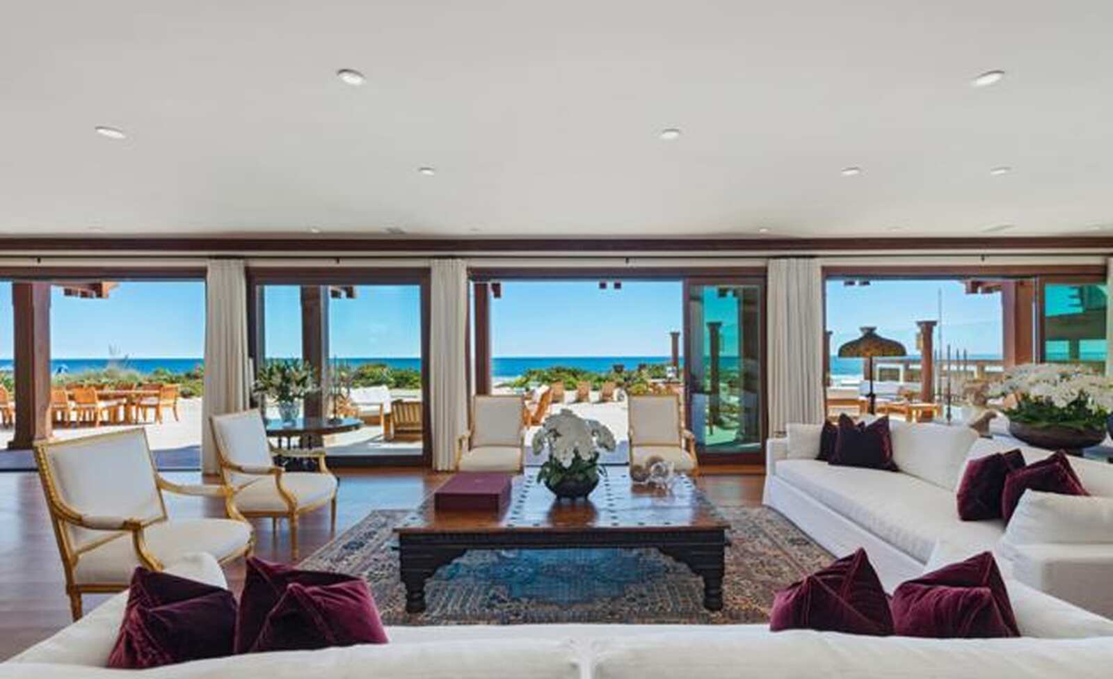 Salón de la mansión de Pierce Brosnan