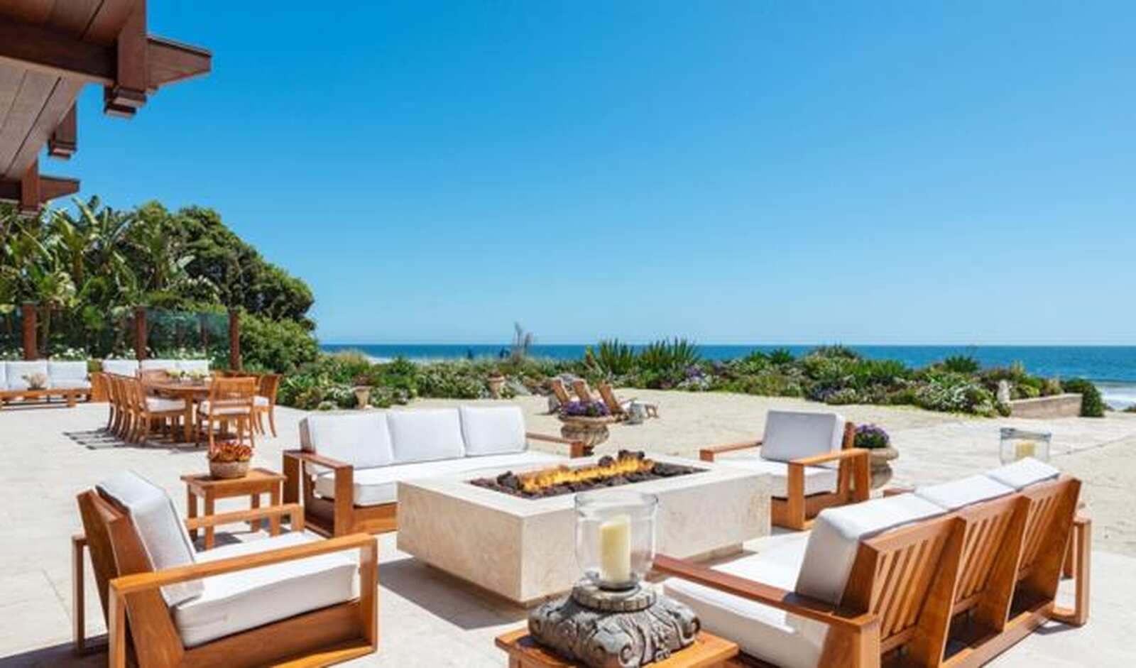 Sofá del jardín de Pierce Brosnan en Malibú
