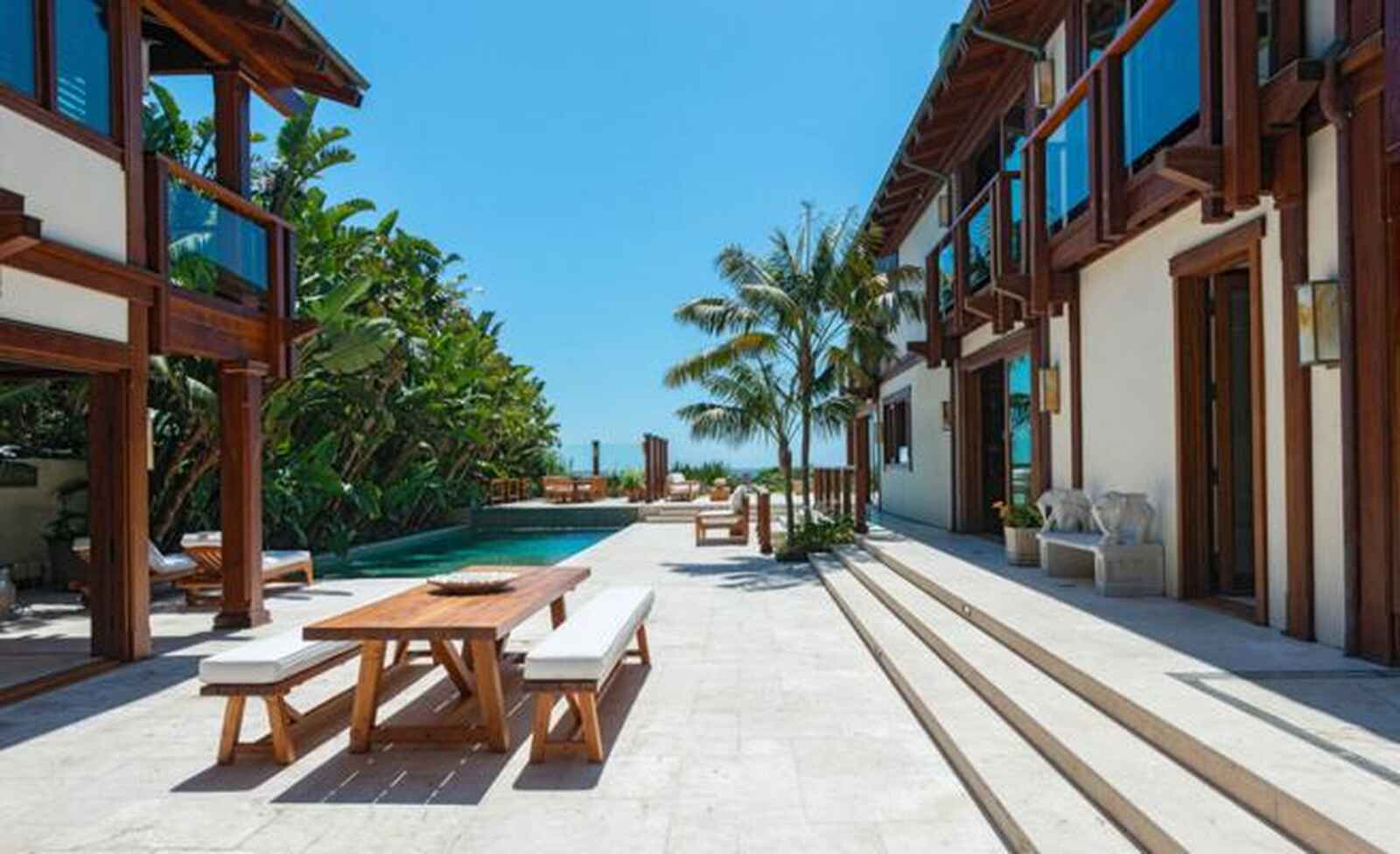 Jardín y piscina de la mansión de James Bond